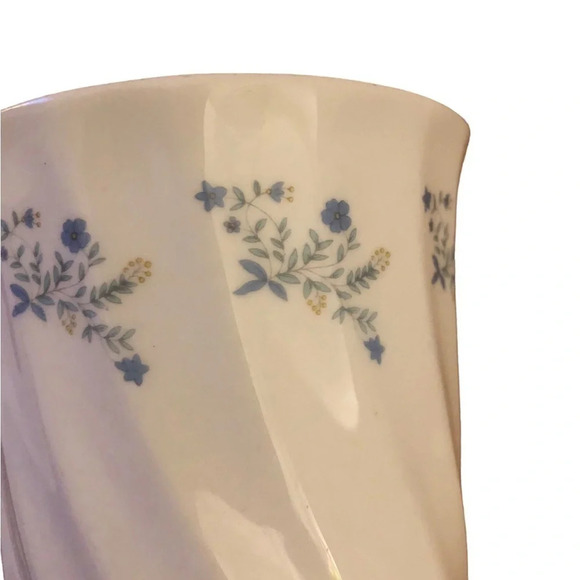 Vintage set of China tea cups with blue and white  florals - Picture 3 of 5